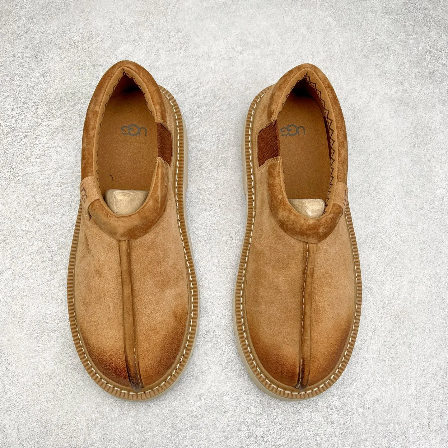 Pick up locally 💰600 UGG 6913 Tasman Lug suede round toe lightweight low-top lifestyle casual shoes. All shoes are made from the same factory as ZP. Longfeng A-grade Australian imported sheepskin and wool are integrated. Brand OEM production line fully follows the ZP process. OEM original pattern maker adheres to the principle of no original shoes and no development selection. Pay attention to every detail. The most authentic version on the market TREADLITE "Light Wing" technology outsole Lightweight/durable/flexible/pile size: 40 41 42 43 44 Coding: yby2936060